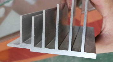 鋁型材鋸切機切割表面為何會出現毛刺?