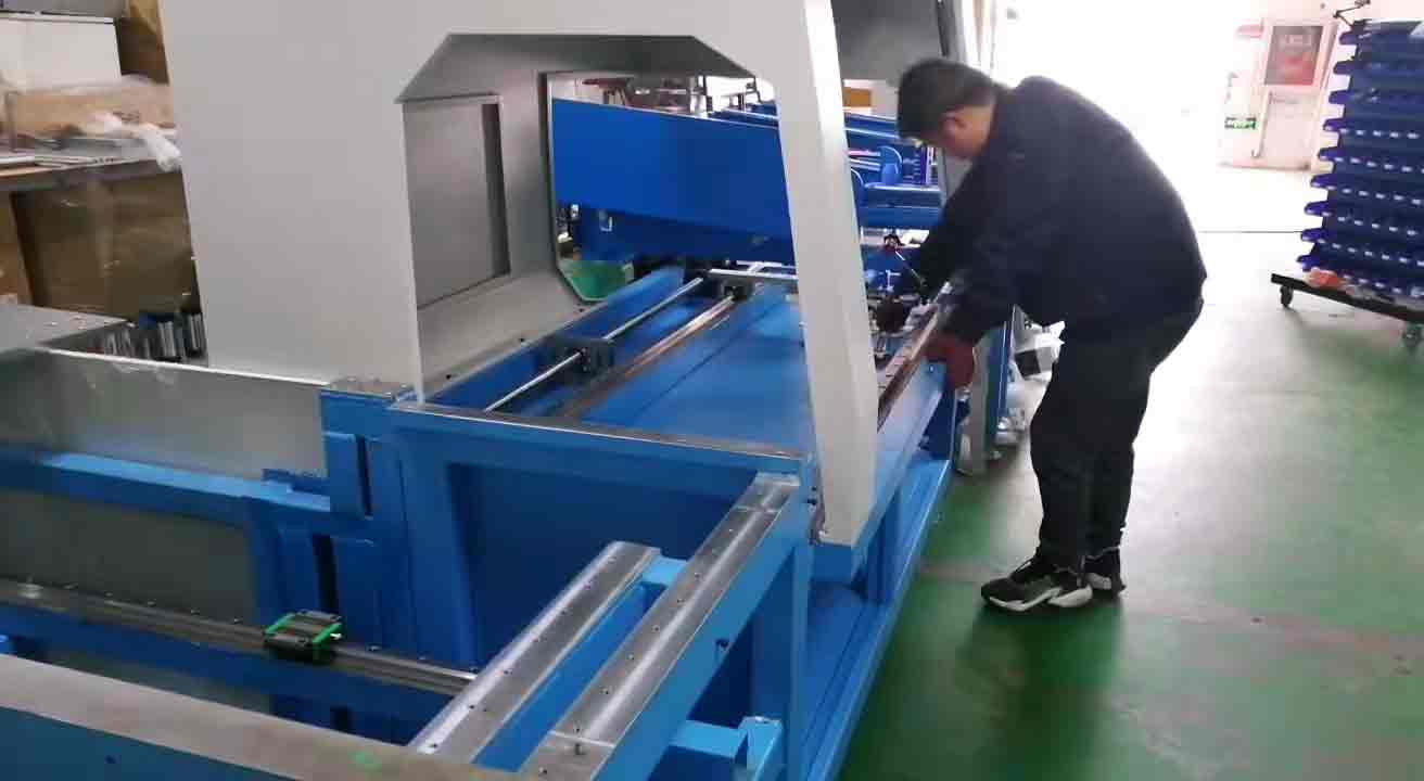 鋁型材切割機(jī)廠家雙德譽(yù)庫存又告急，車間伙伴認(rèn)真的樣子