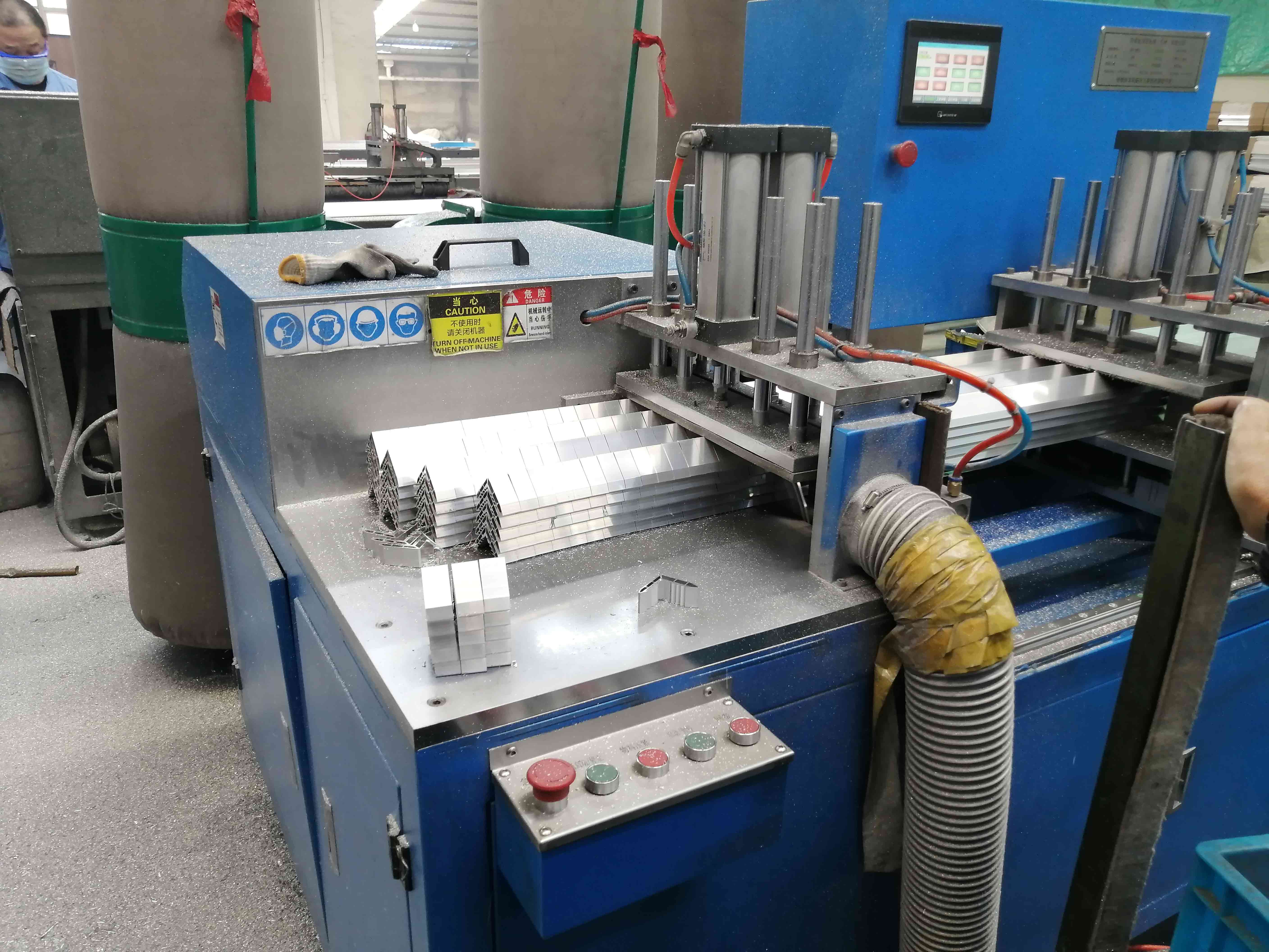 光伏全自動角碼鋸配2.5mm超薄鋸片，還是4.4mm厚度嗎？