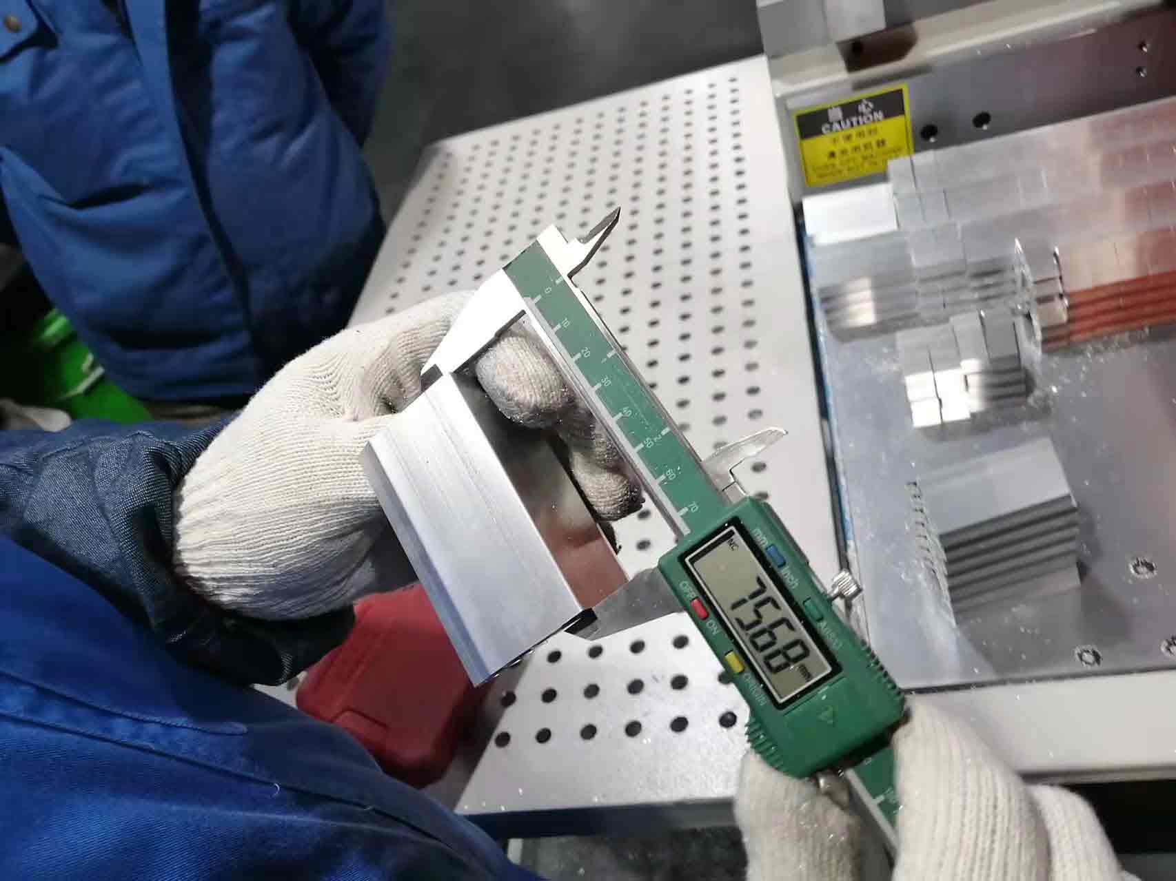 分離式全自動切鋁機(jī)-鋁切機(jī)-型材切割機(jī)客戶現(xiàn)場尾料測量圖-2